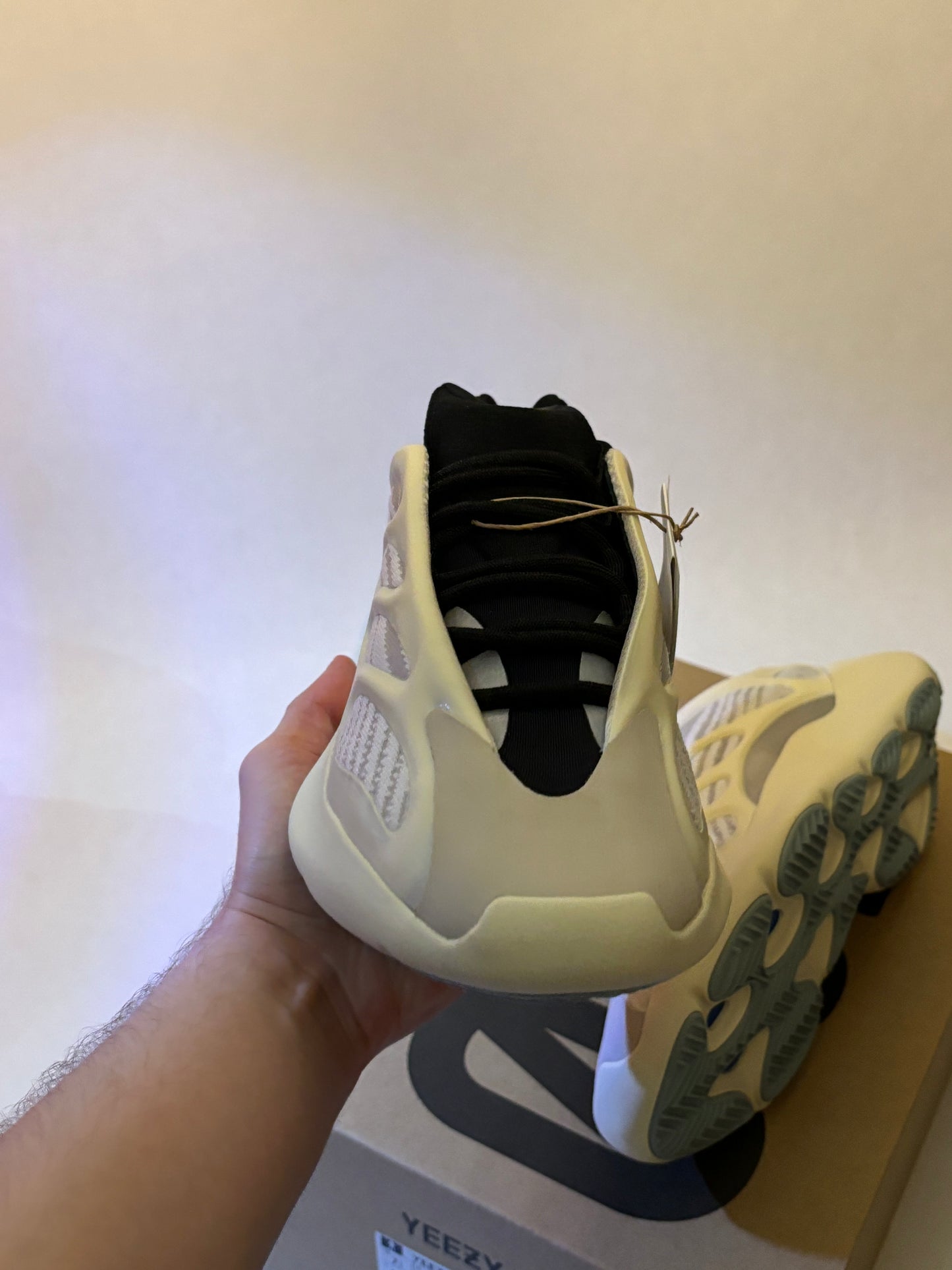 Yeezy 700 v3 Azael (Taille 40 2/3)