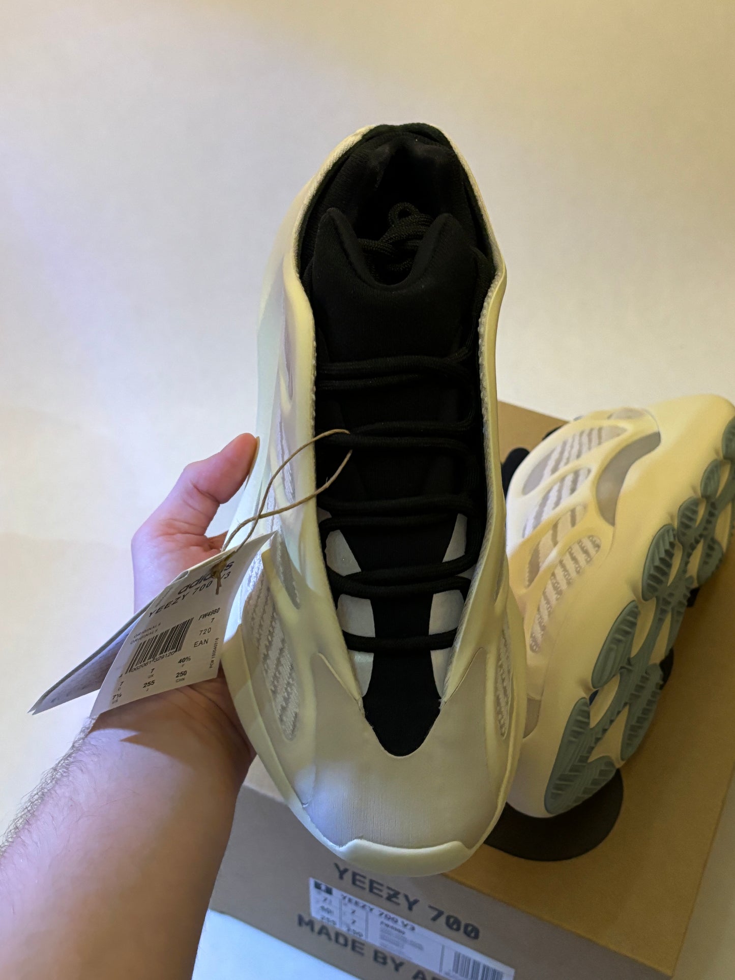 Yeezy 700 v3 Azael (Taille 40 2/3)