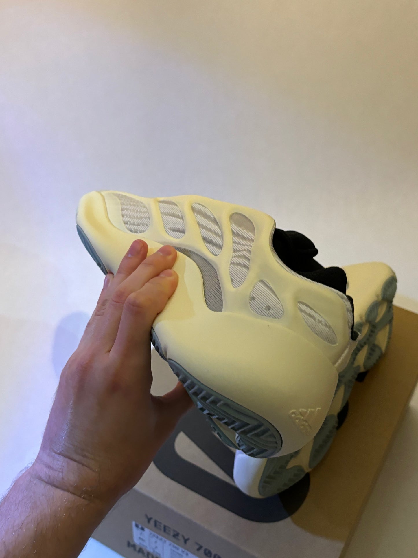 Yeezy 700 v3 Azael (Taille 40 2/3)