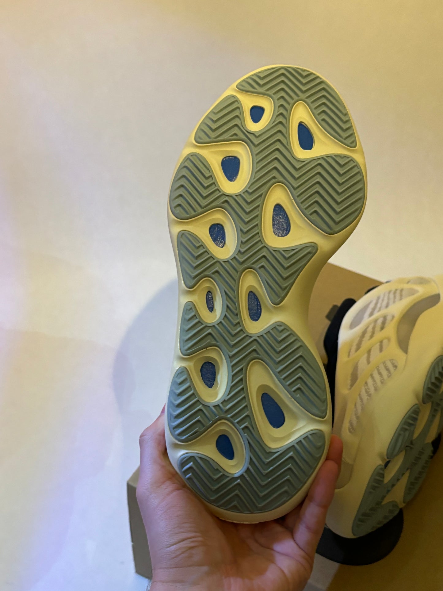 Yeezy 700 v3 Azael (Taille 40 2/3)