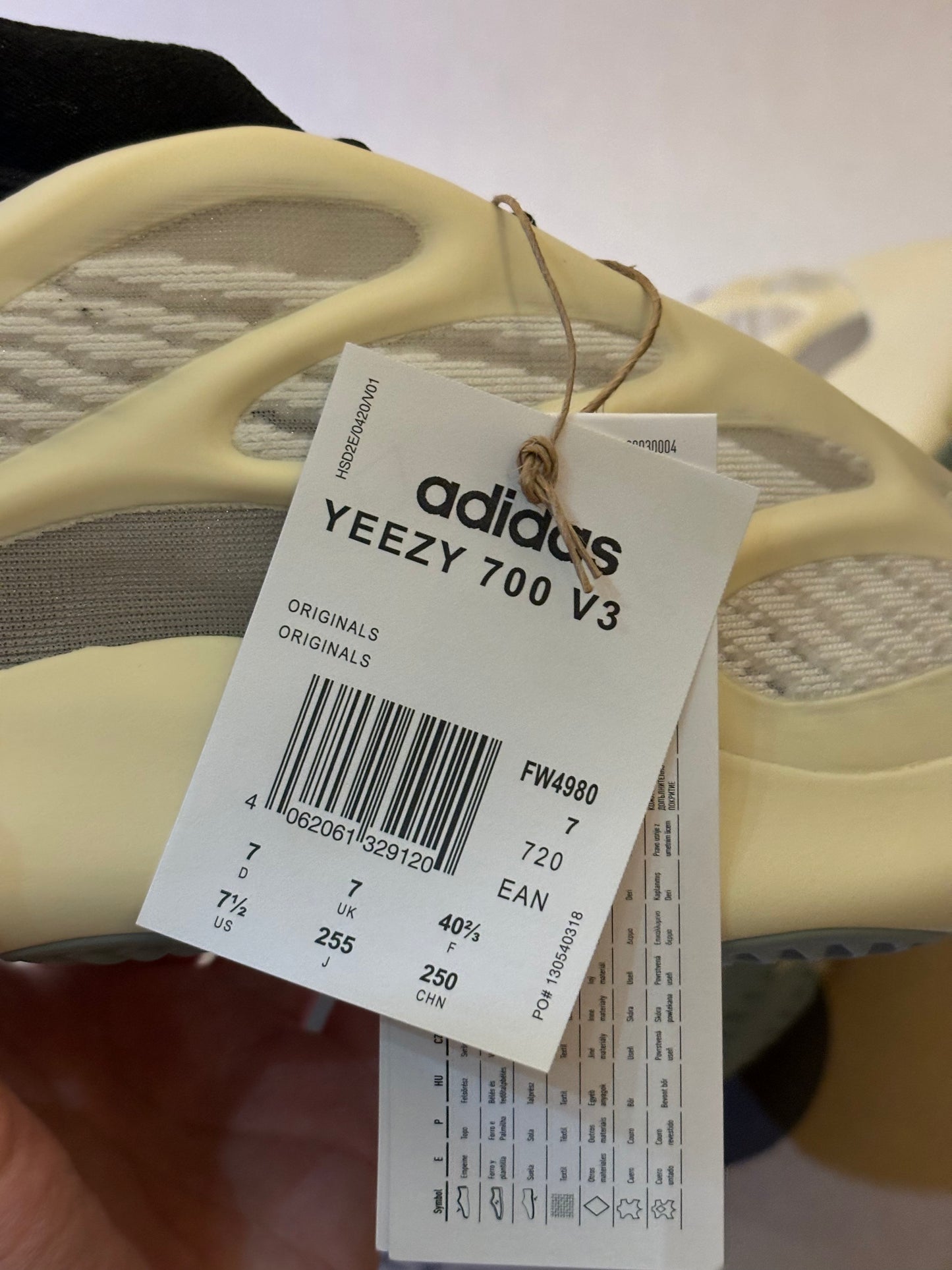 Yeezy 700 v3 Azael (Taille 40 2/3)