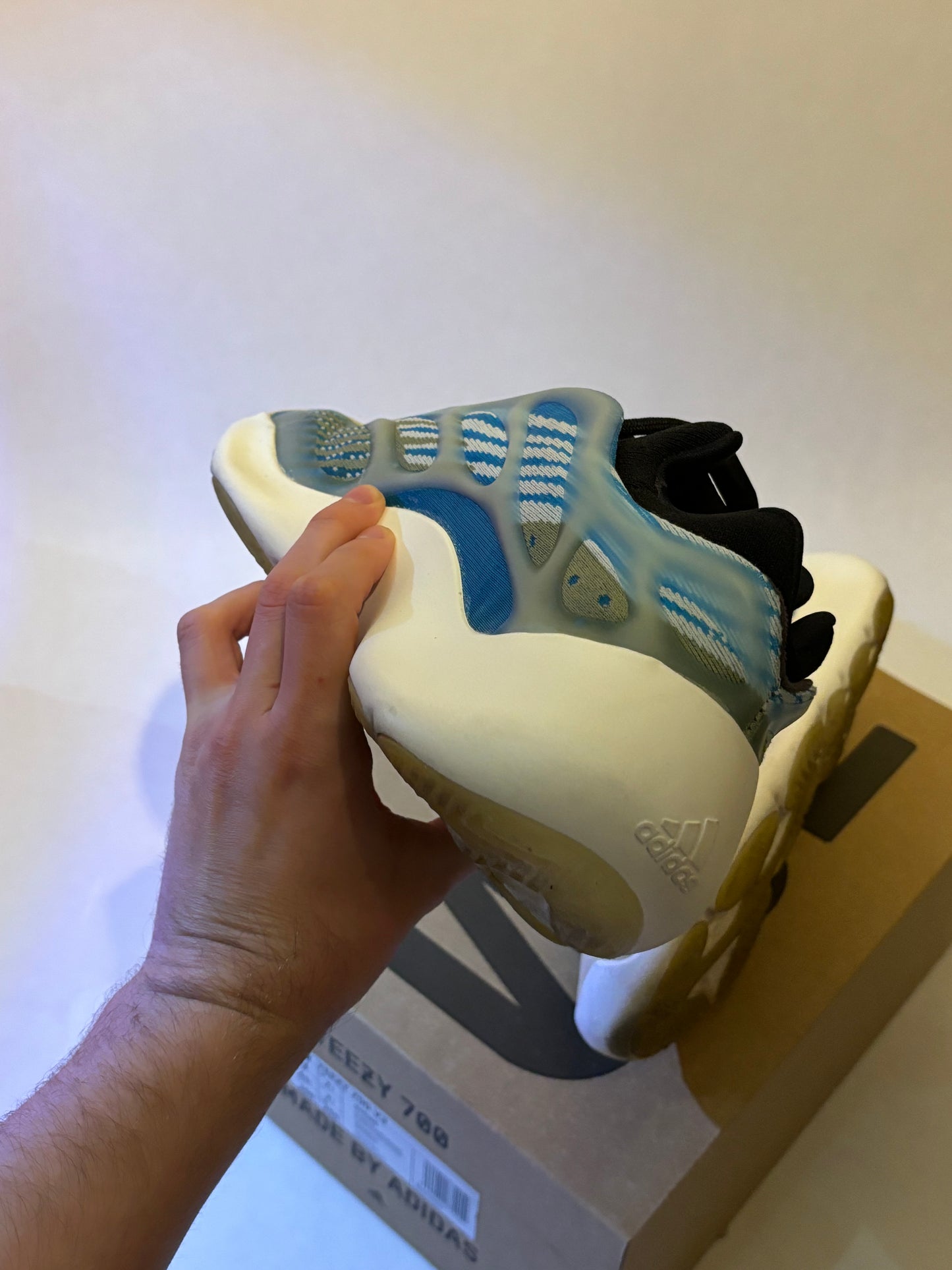 Yeezy 700 v3 Arzareth (Taille 41,5)