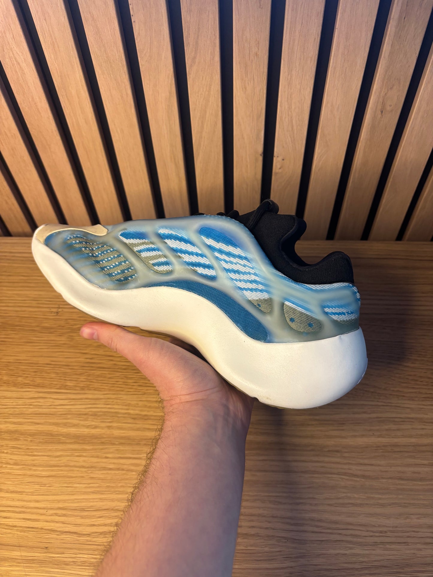 Yeezy 700 v3 Arzareth (Taille 41,5)