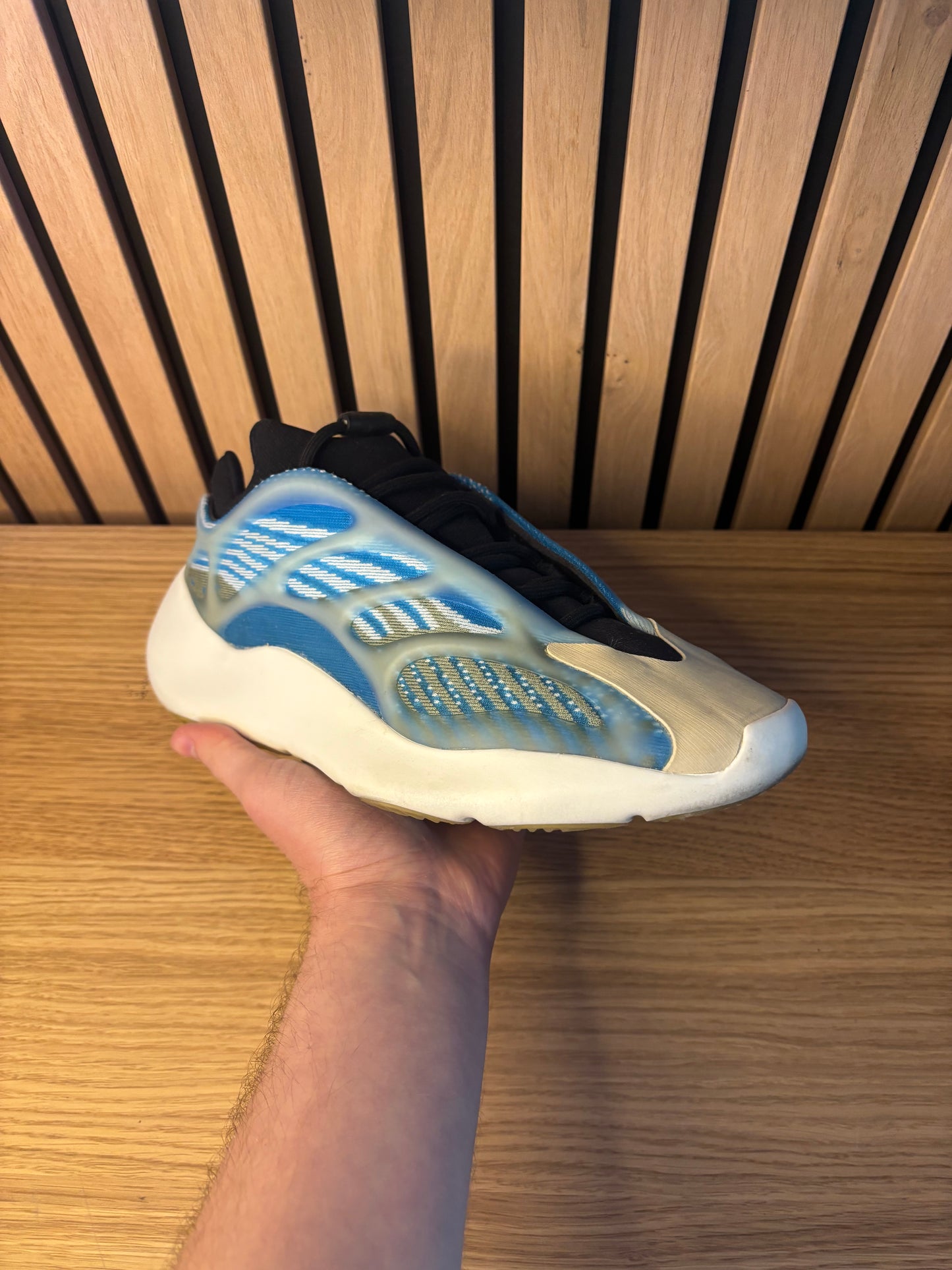 Yeezy 700 v3 Arzareth (Taille 41,5)